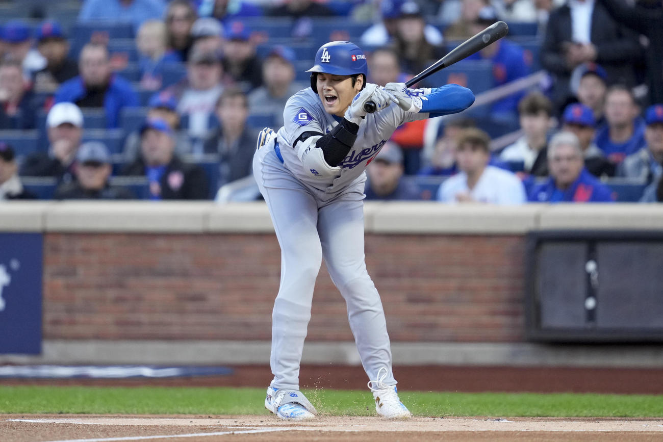 大谷翔平は1回の第1打席、きわどい球を体を大きく動かしてよけた（AP)