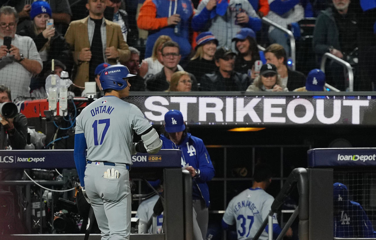 メッツ対ドジャース　5回表ドジャース2死、空振りの三振に倒れ、ベンチに戻る大谷（撮影・菅敏）