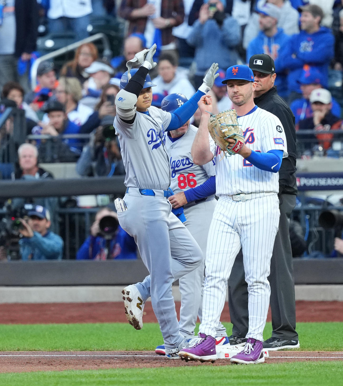 メッツ対ドジャース　1回表ドジャース無死、右前打を放ちポーズをとる大谷（撮影・菅敏）