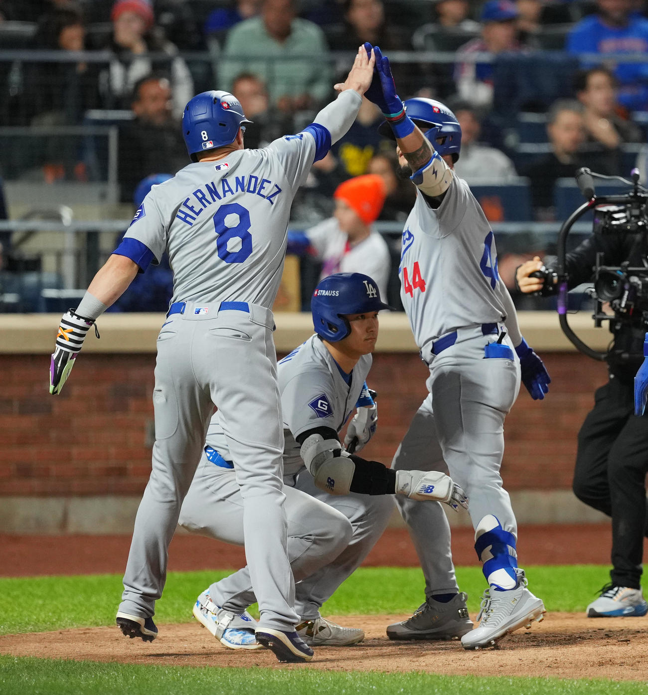 メッツ対ドジャース　5回表ドジャース2死一、二塁、3点本塁打を放ちE・ヘルナンデス（左）とタッチをするパヘス（右）を避ける大谷（撮影・菅敏）
