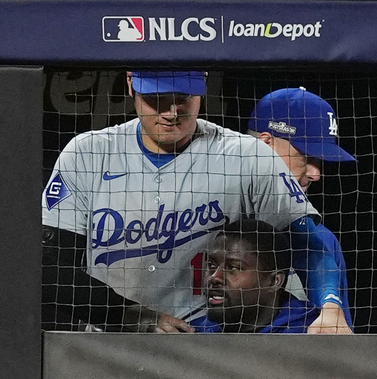 メッツ対ドジャース　9回、味方の攻撃をスミスコーチ（下）と見守る大谷（撮影・菅敏）