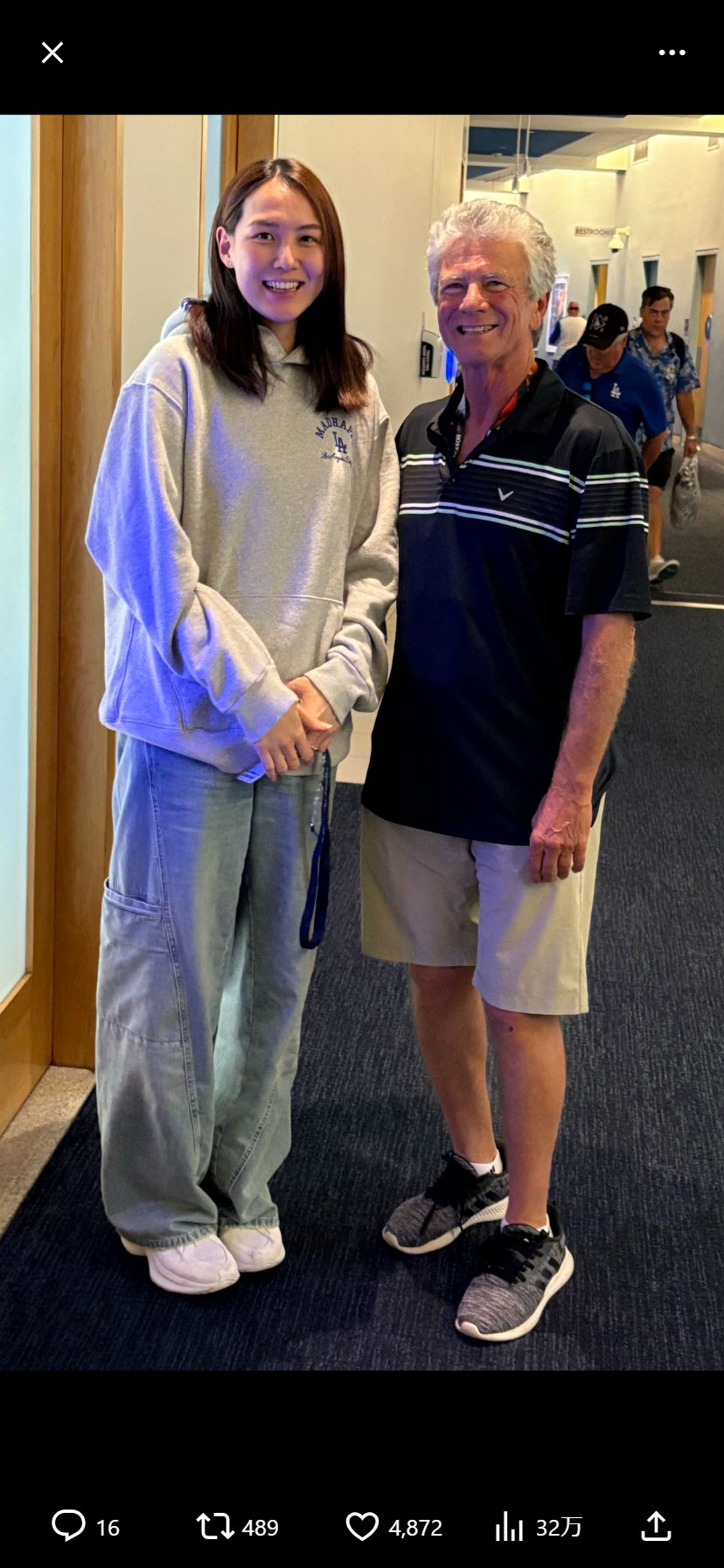 ジェイ・パリス氏（右）と笑顔で写真に納まる大谷真美子さん（ジェイ・パリス氏のXから）