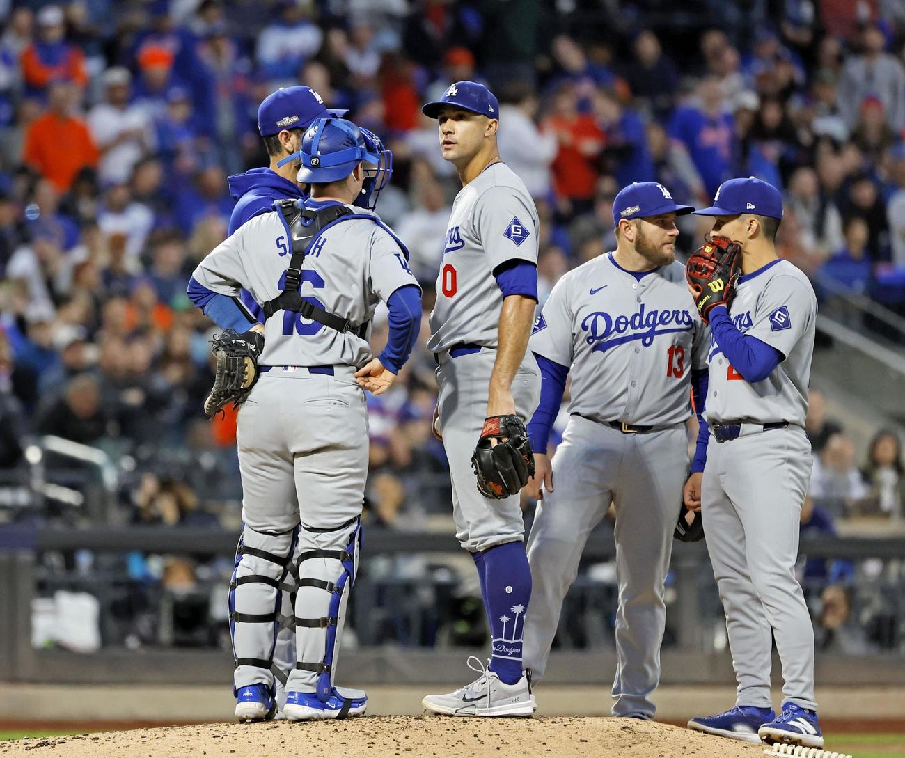 メッツ戦の3回、ピンチを迎えたドジャースのフラーティ（中央）のもとに集まる選手ら＝（共同）