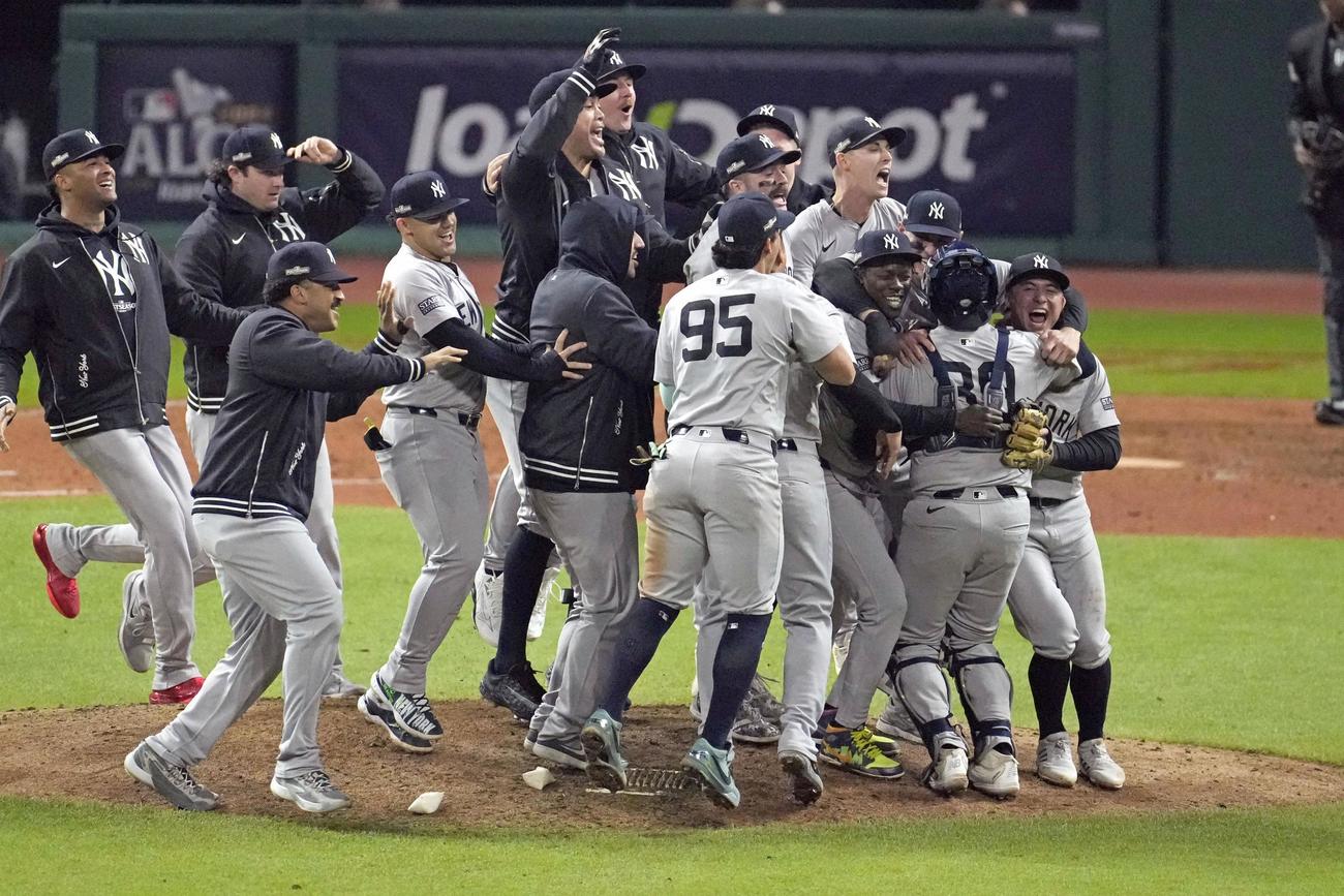 ガーディアンズに勝ってワールドシリーズ進出を決め喜ぶヤンキースの選手ら（AP＝共同）