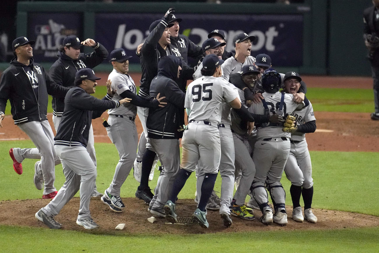 ワールドシリーズ進出を決めて喜ぶヤンキースの選手たち（AP）
