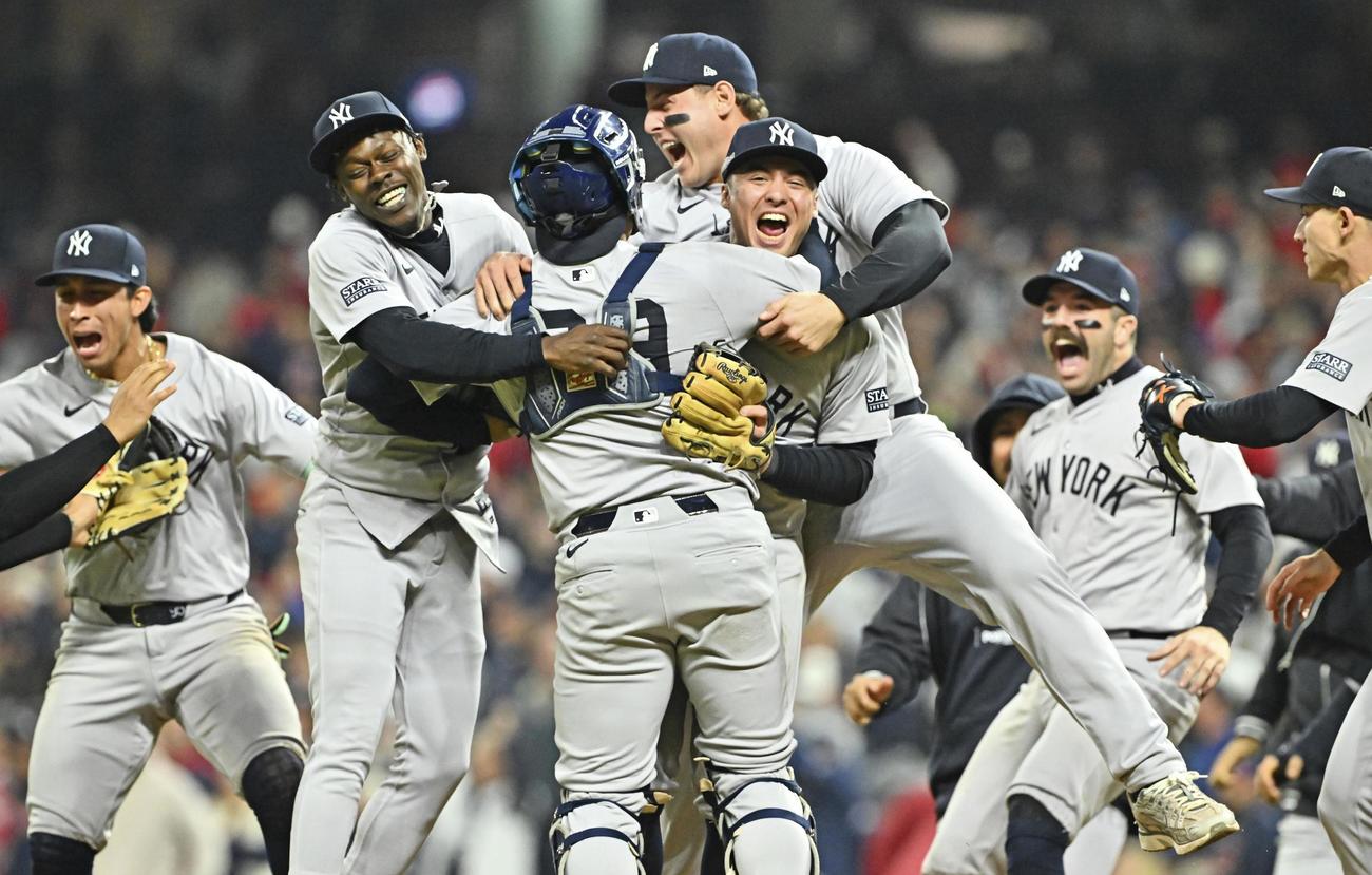 ガーディアンズに勝ってワールドシリーズ進出を決め、喜ぶヤンキースの選手たち（ゲッティ＝共同）