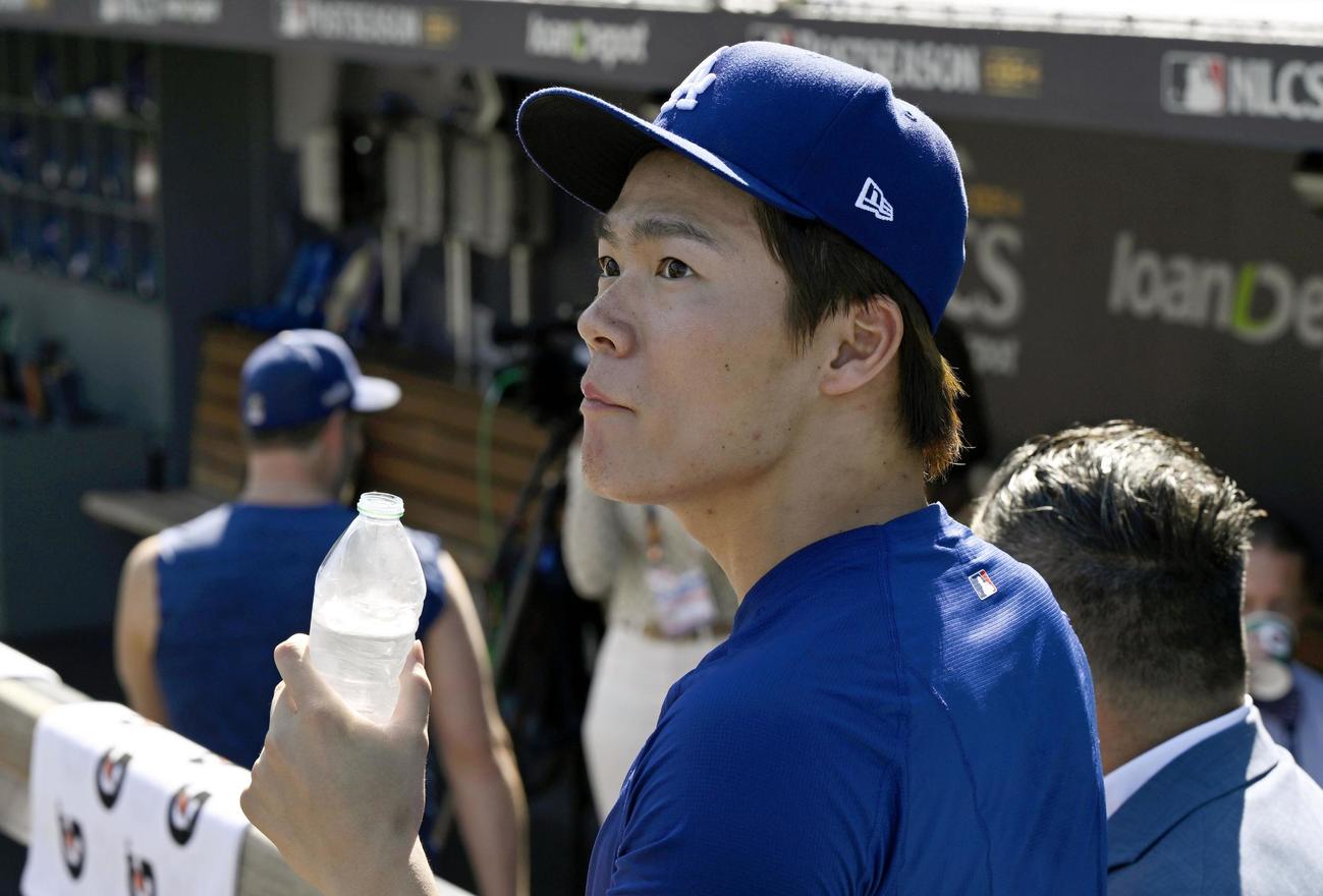 練習を終えて水分を取るドジャース・山本＝ロサンゼルス（共同）