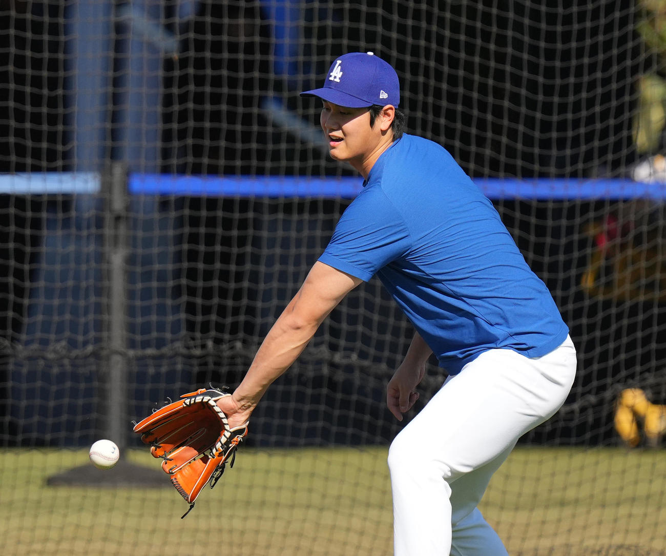 ドジャース対メッツ　試合前、キャッチボールをするドジャース山本（撮影・菅敏）