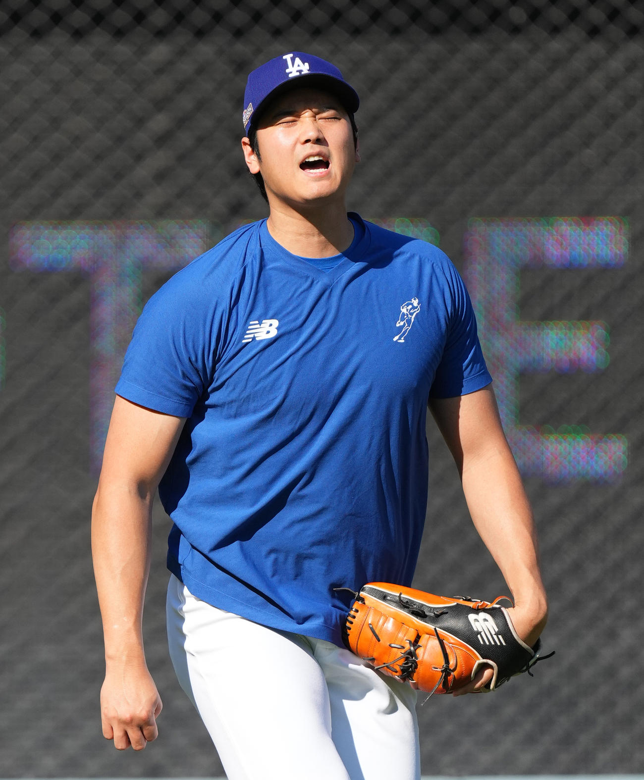 ドジャース対メッツ　試合前、キャッチボールをするドジャース山本（撮影・菅敏）