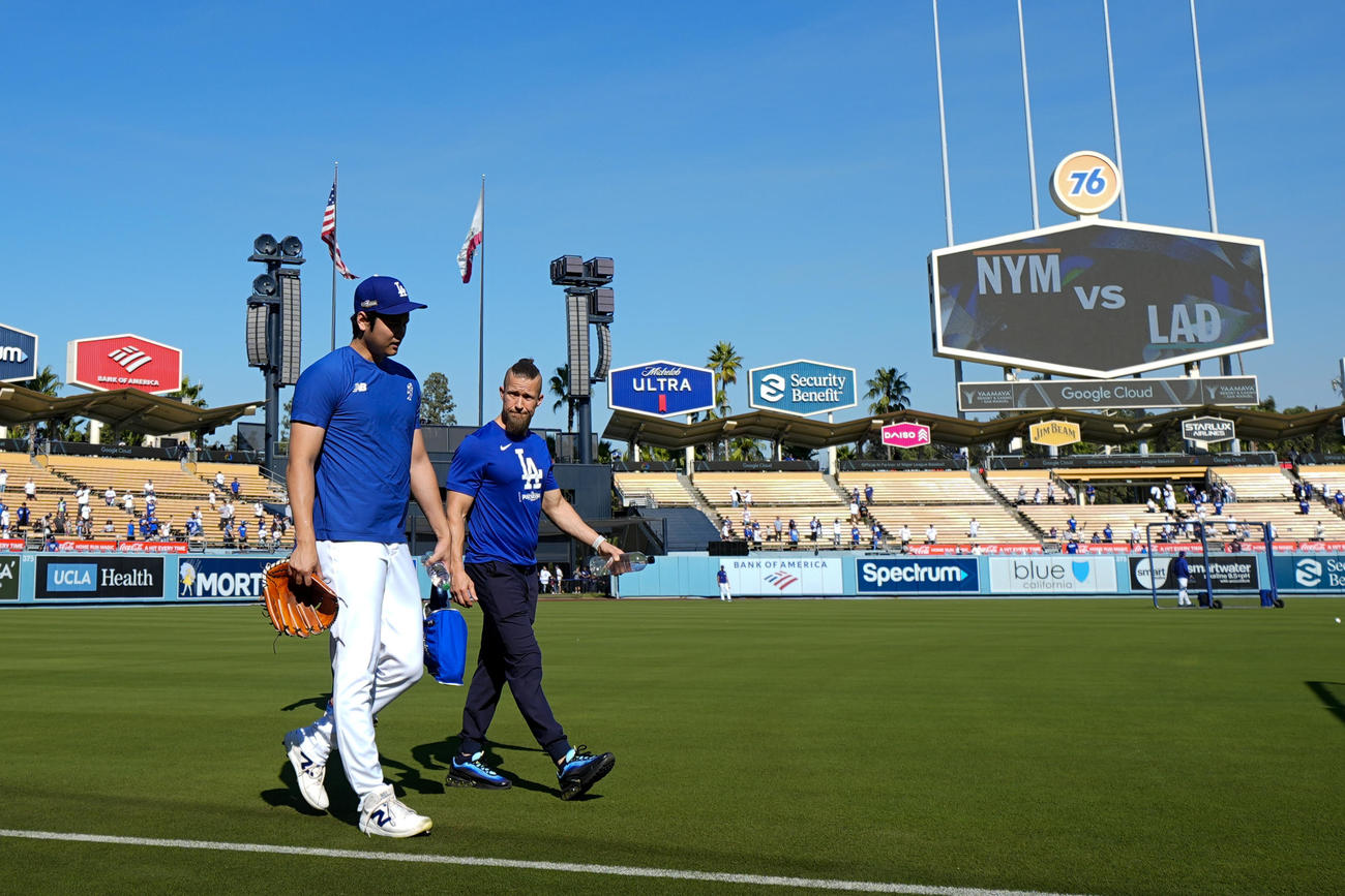 試合前にウオーミングアップを行った大谷翔平（AP)