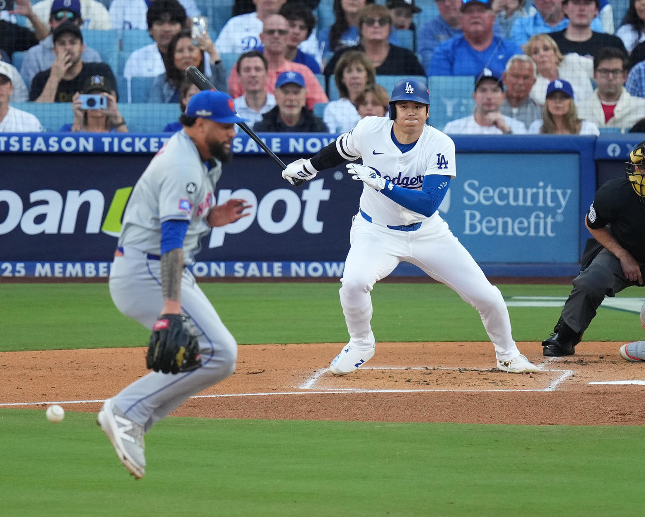 ドジャース対メッツ　1回裏ドジャース無死、中前打を放つ大谷。投手シマナイア（撮影・菅敏）