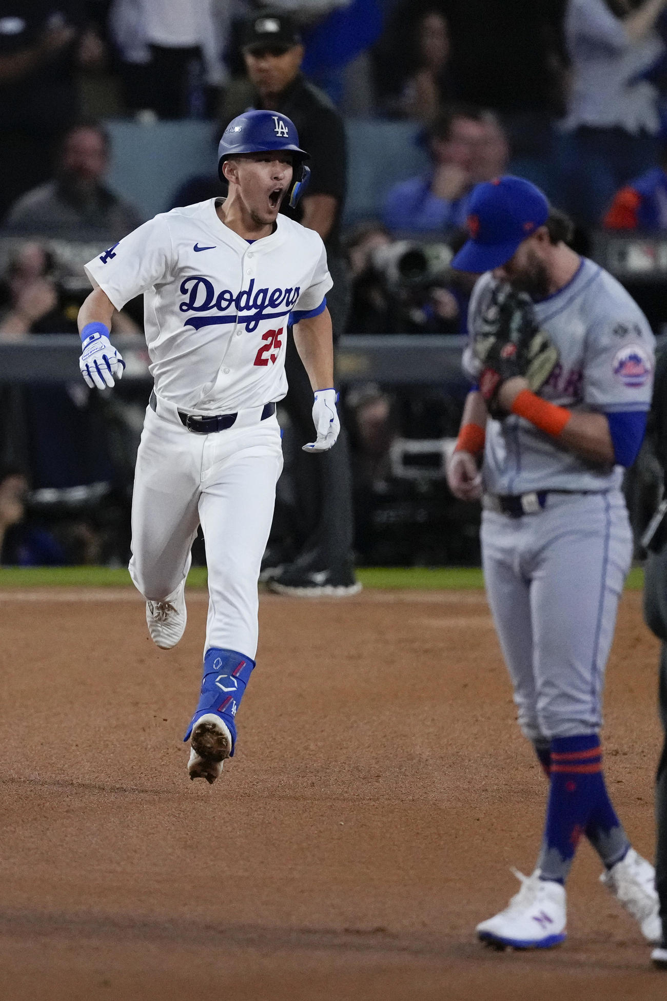 ドジャースのエドマンは3回に2ランを放って雄叫びをあげた（AP)