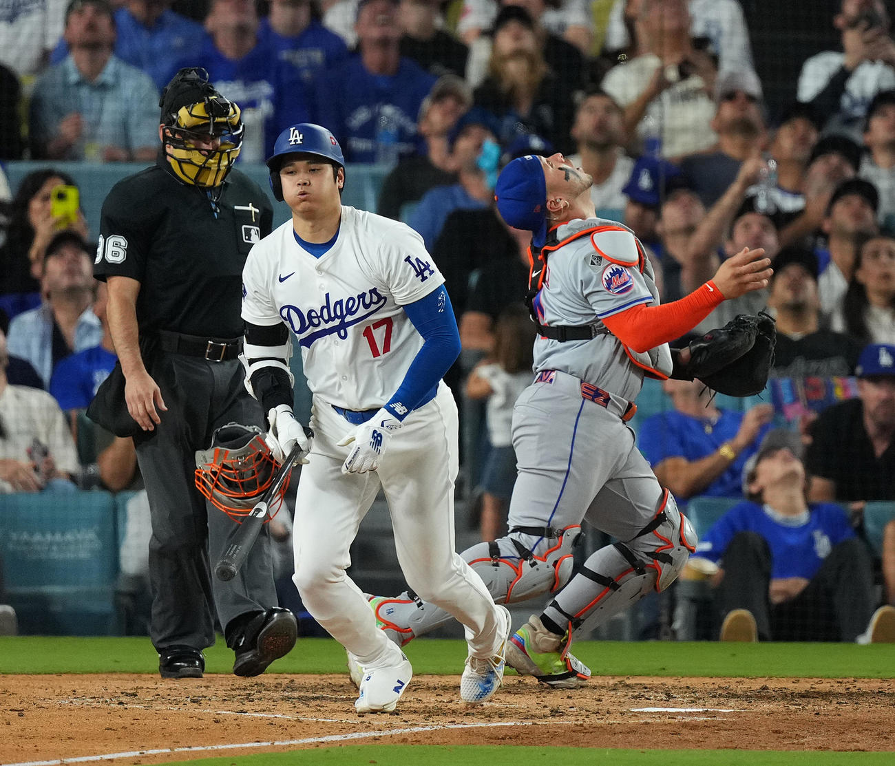 ドジャース対メッツ　4回裏ドジャース無死、捕邪飛に倒れる大谷（左）（撮影・菅敏）