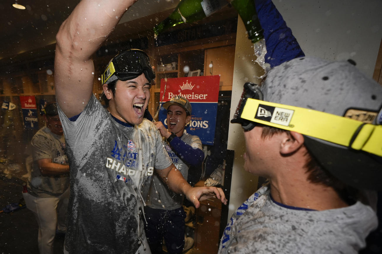 大谷翔平は山本由伸にシャンパンを浴びせて大はしゃぎの様子（AP)