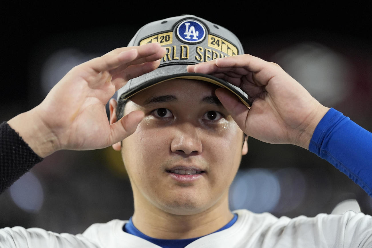大谷翔平はワールドシリーズ進出記念の帽子をかぶって笑顔を見せた（AP)