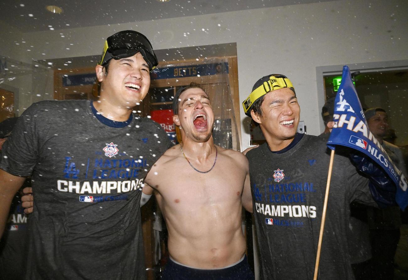 ワールドシリーズ進出を決め、祝勝会で盛り上がるドジャース大谷（左）や山本（右）（共同）