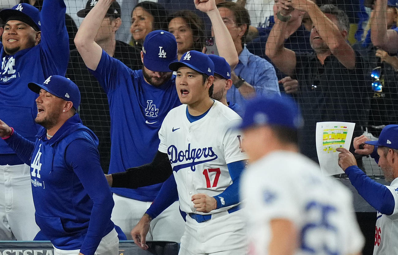 リーグ優勝を決め、ガッツポーズを見せるドジャース大谷（中央）ら（撮影・菅敏）