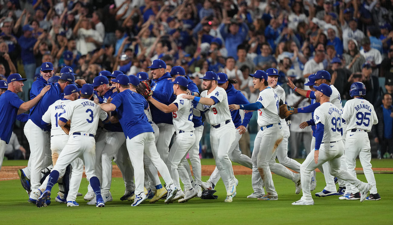 リーグ優勝を決め、歓喜の輪の中で喜ぶドジャースナイン（撮影・菅敏）