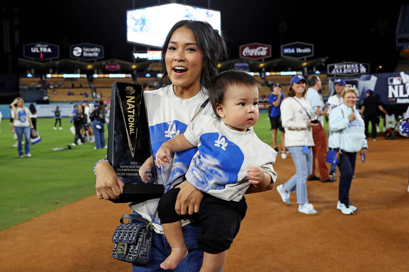 MVPを受賞したドジャース・エドマンの妻は息子とMVPトロフィーを抱えて笑顔を見せる（ロイター）