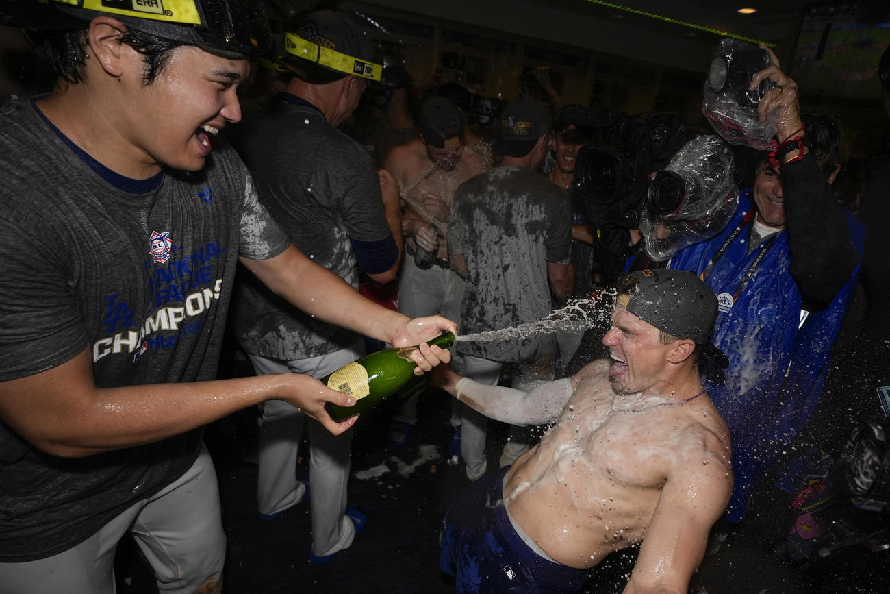 大谷翔平はキケ・ヘルナンデスにシャンパンを浴びせかけた（AP)