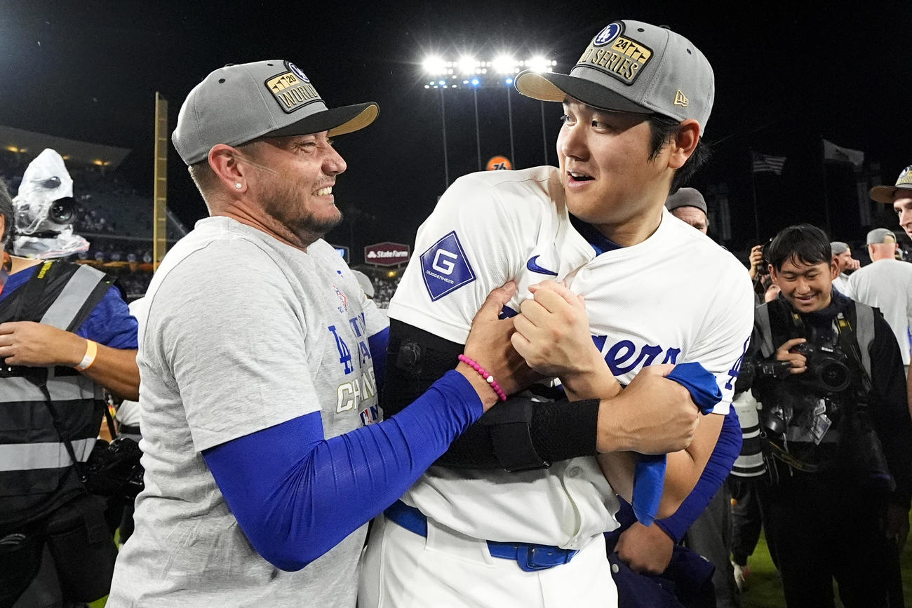 ワールドシリーズ進出を決めた大谷翔平（右）は同僚と喜び合った（AP)