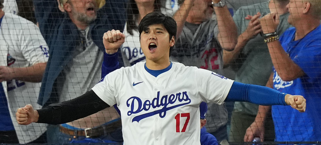 ドジャース対メッツ　3回裏ドジャース無死一塁、エドマンの2点本塁打にベンチで喜ぶ大谷（撮影・菅敏）