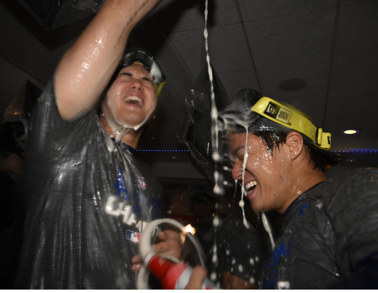 リーグ優勝を決め、山本（右）にビールをかけるドジャース大谷（代表撮影）