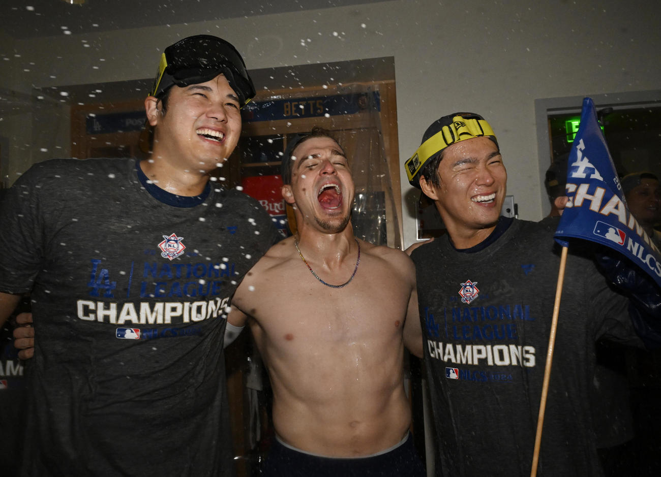 リーグ優勝を決め、山本（右）、E・ヘルナンデス（中央）と記念写真に納まるドジャース大谷（代表撮影）