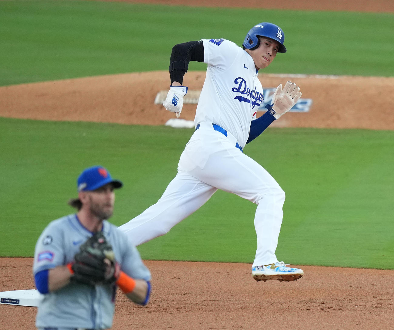 ドジャース対メッツ　1回裏ドジャース無死一塁、T・ヘルナンデスの中前打で一塁から三塁に向かう大谷（撮影・菅敏）