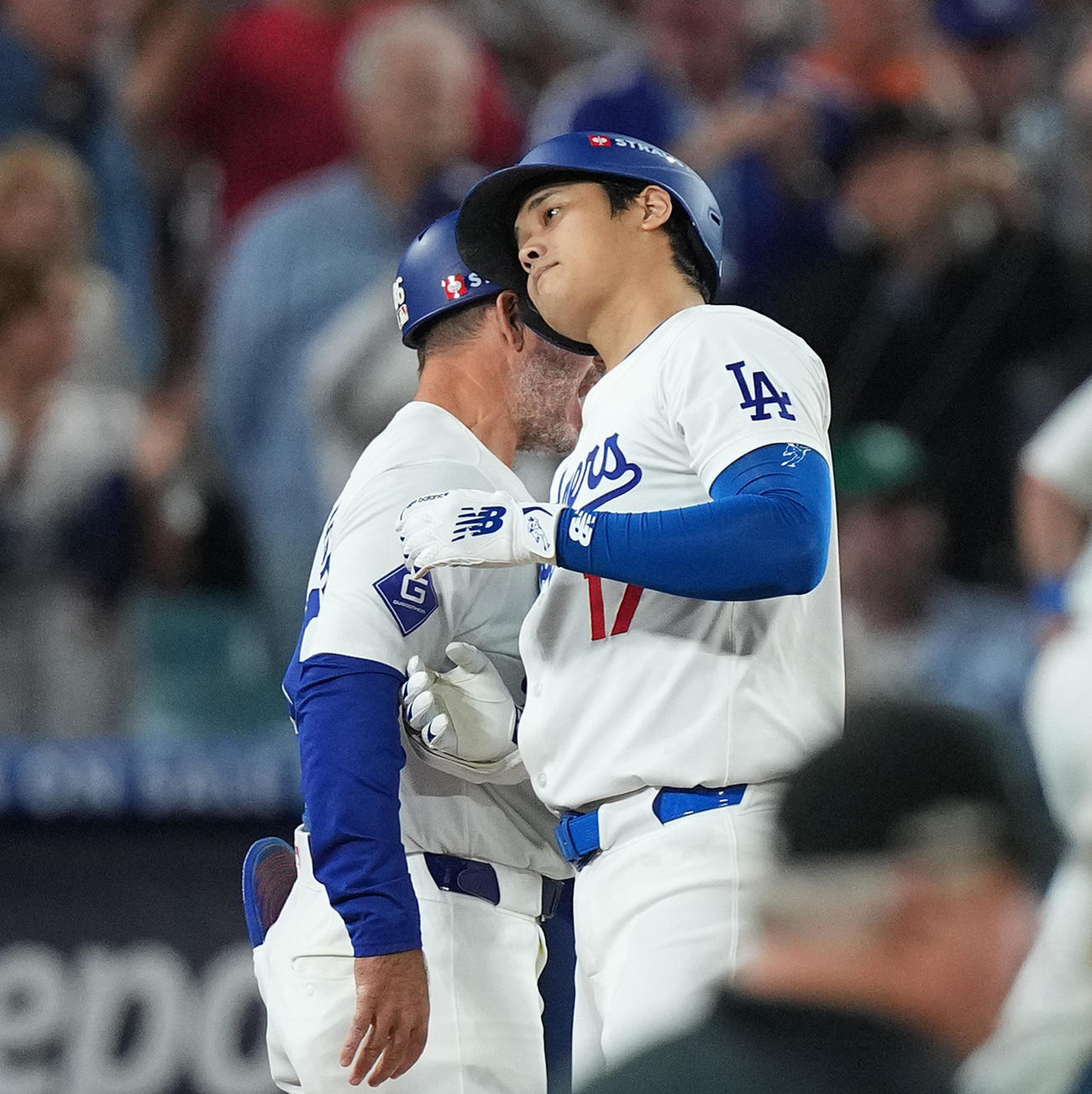 ドジャース対メッツ　6回裏ドジャース無死一、二塁、中適時打を放ち、ヘルメットでタッチをする大谷（撮影・菅敏）