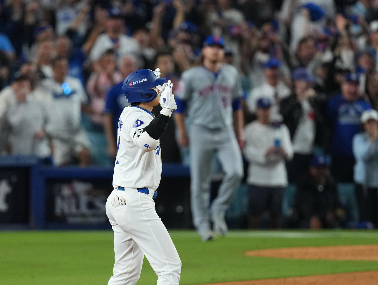 ドジャース対メッツ　6回裏ドジャース無死一、二塁、中適時打を放ち、ポーズをとる大谷（撮影・菅敏）