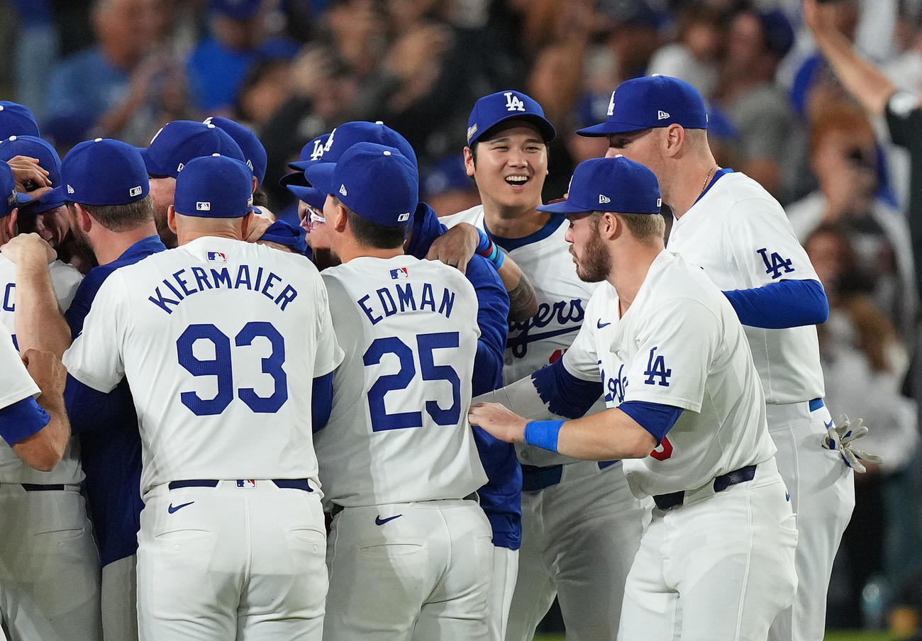 リーグ優勝を決め、歓喜の輪の中で笑顔を見せるドジャース大谷翔平（後列中央）（撮影・菅敏）