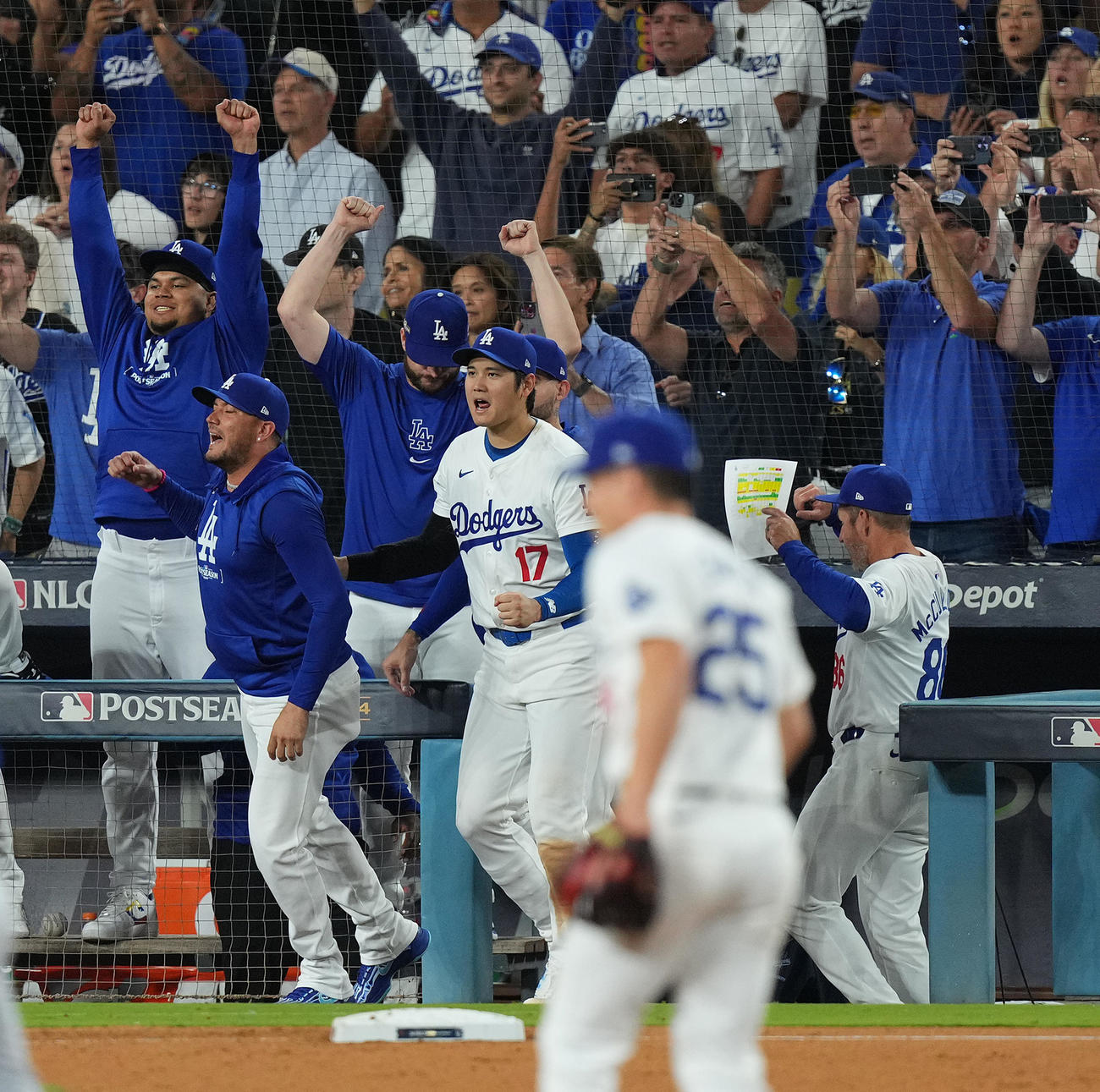 リーグ優勝を決め、ガッツポーズを見せるドジャース大谷（中央）ら（撮影・菅敏）