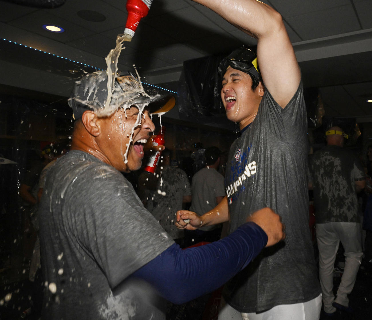 リーグ優勝を決め、ロバーツ監督（左）にビールをかけるドジャース大谷（代表撮影）