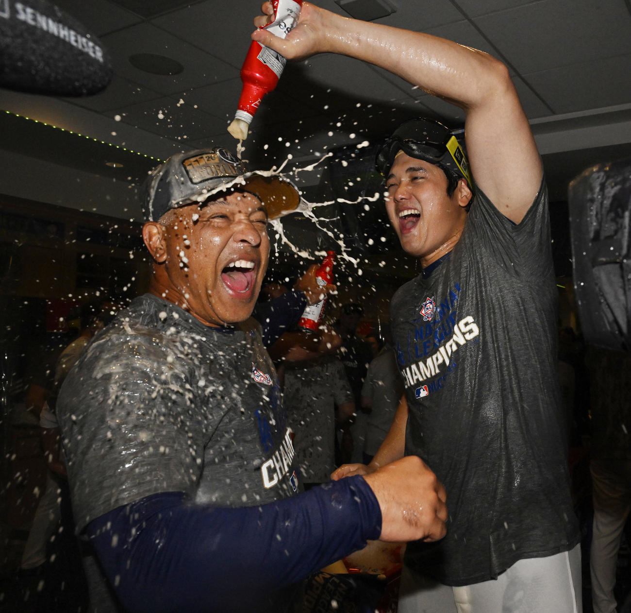 リーグ優勝を決め、ロバーツ監督（左）にビールをかけるドジャース大谷（代表撮影）