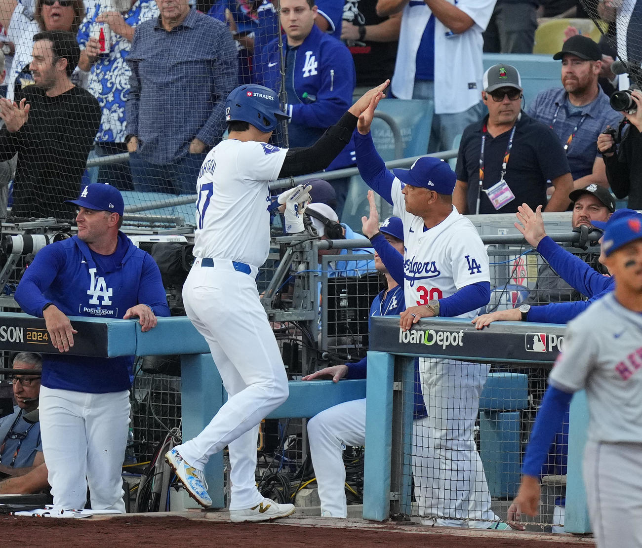 ドジャース対メッツ　1回裏ドジャース1死一、三塁、エドマンの2点適時二塁打で生還し、ロバーツ監督（右）に迎えられる大谷（撮影・菅敏）