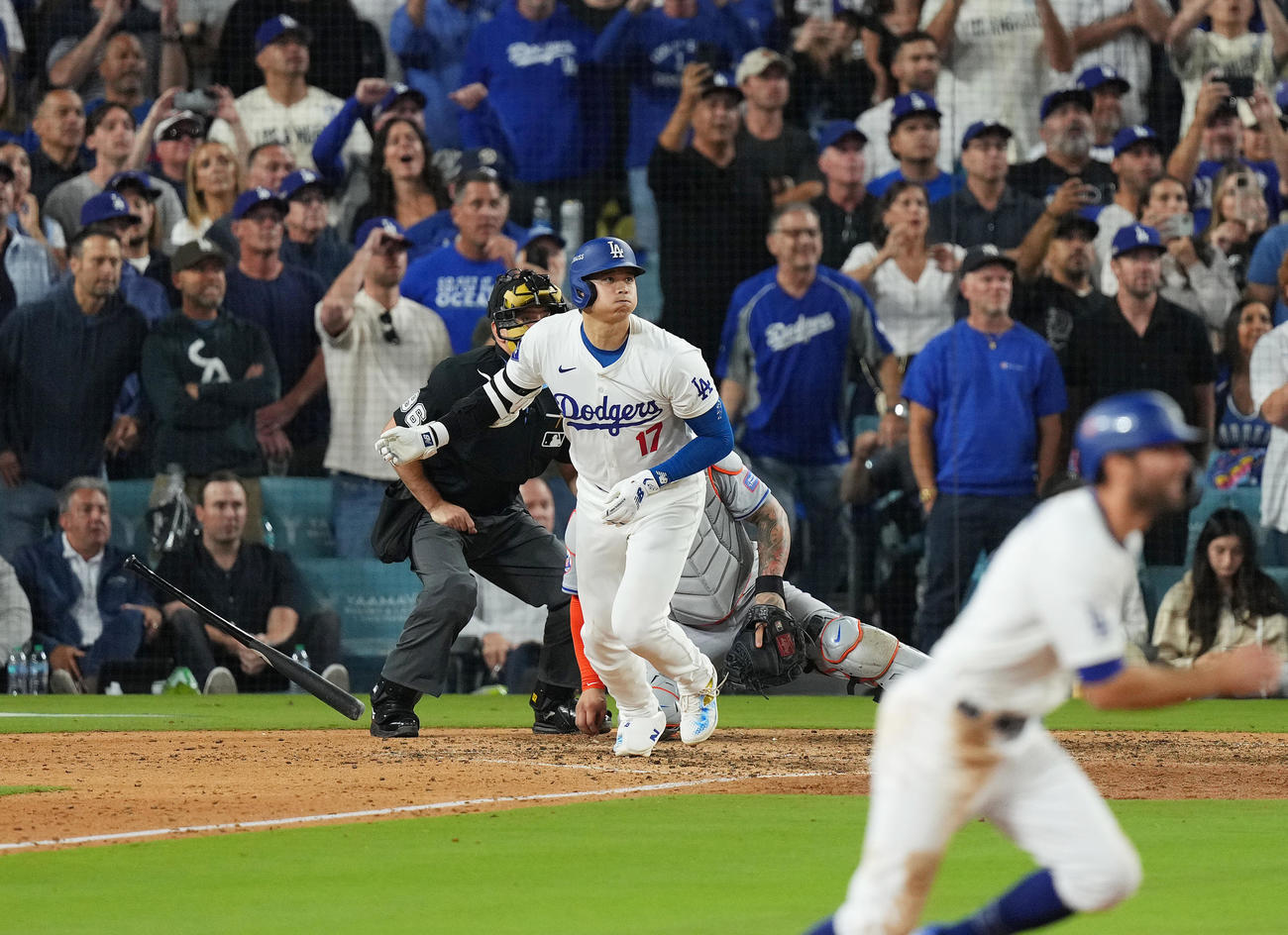 ドジャース対メッツ　6回裏ドジャース無死一、二塁、中適時打を放つ大谷（撮影・菅敏）