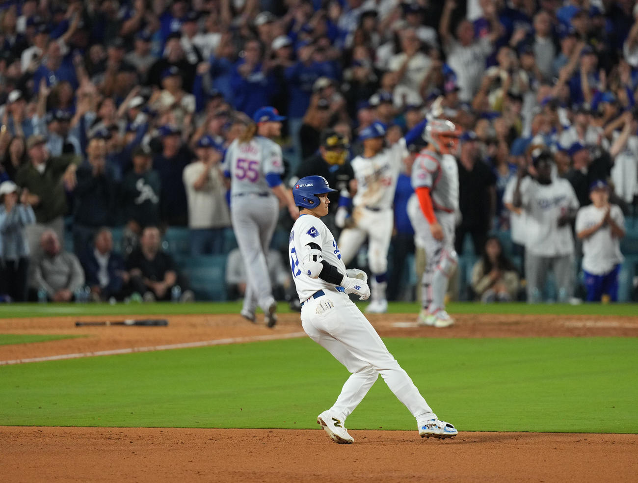 ドジャース対メッツ　6回裏ドジャース無死一、二塁、中適時打を放ち、一塁を駆け回る大谷（撮影・菅敏）