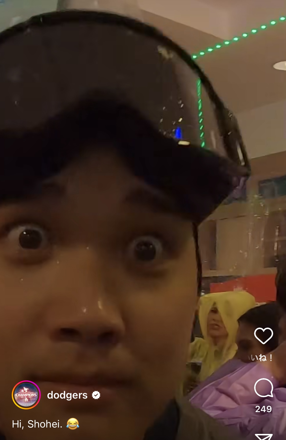 シャンパンファイト中におどけるドジャース大谷(ドジャース公式インスタグラムから)