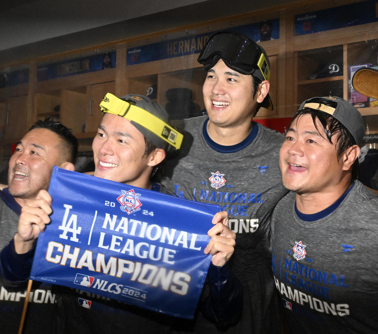 ドジャース対メッツ　リーグ優勝を決め、山本（左から2人目）と記念写真に納まるドジャース大谷（代表撮影）