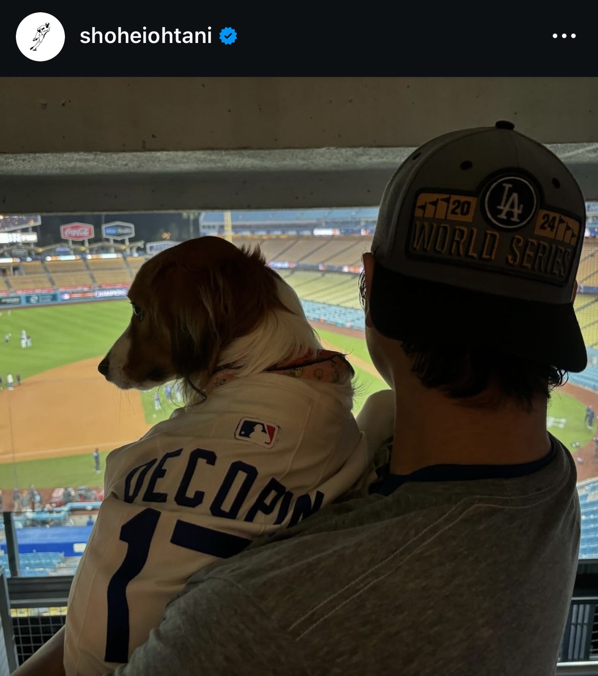 デコピンを抱き抱える大谷(大谷公式インスタグラムより)
