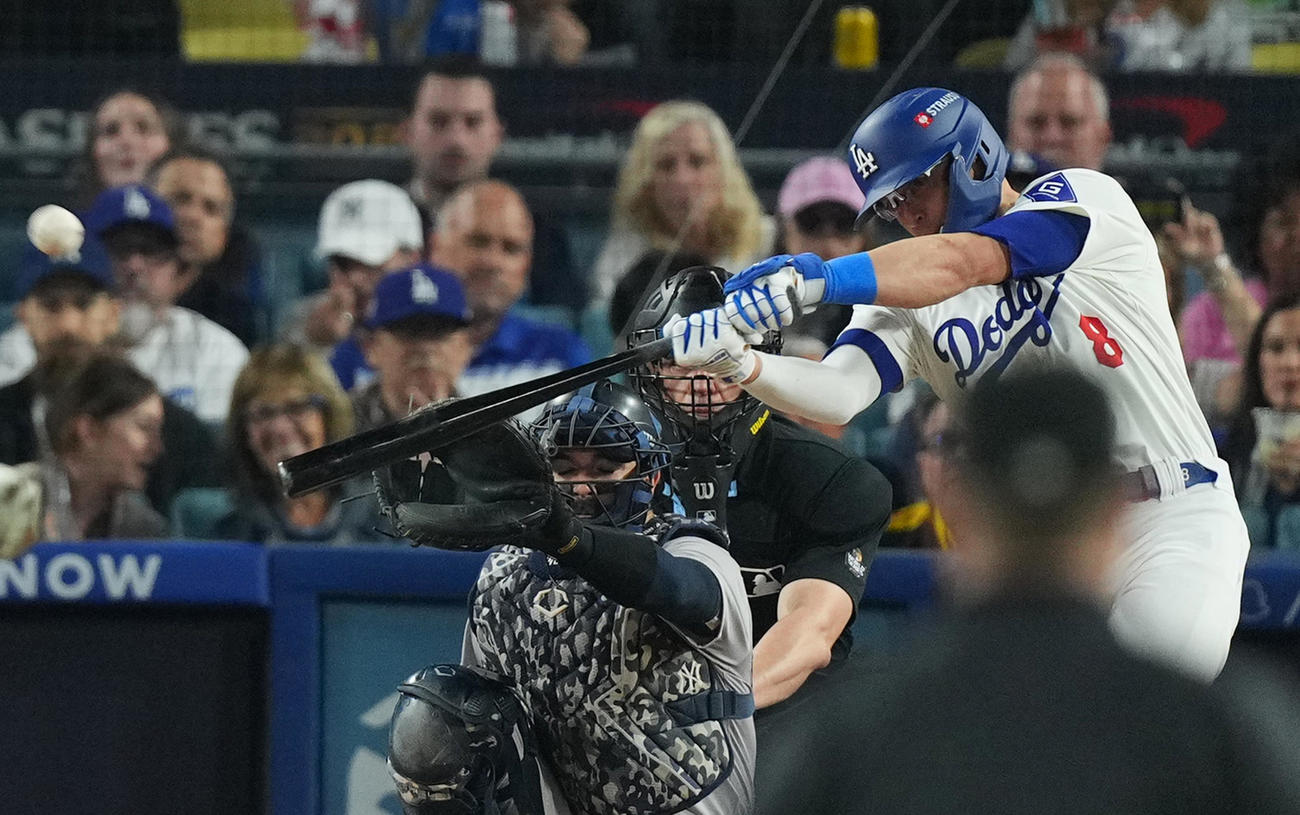 ドジャース対ヤンキース　5回裏ドジャース1死、右翼線に三塁打を放つE・ヘルナンデス（撮影・菅敏）