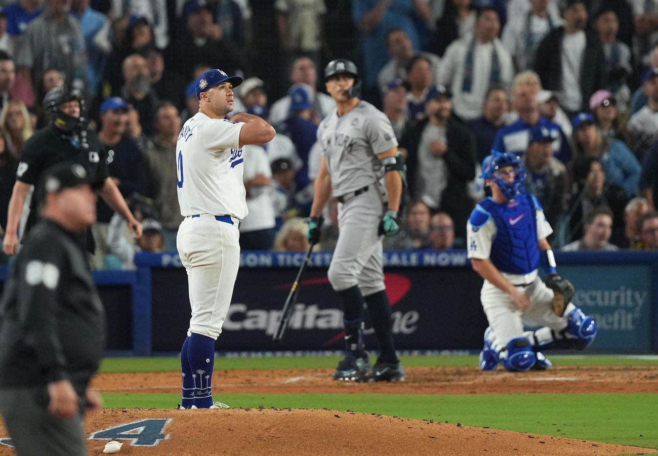 ドジャース対ヤンキース　6回表ヤンキース1死一塁、スタントンに2点本塁打を打たれるフラーティ（撮影・菅敏）