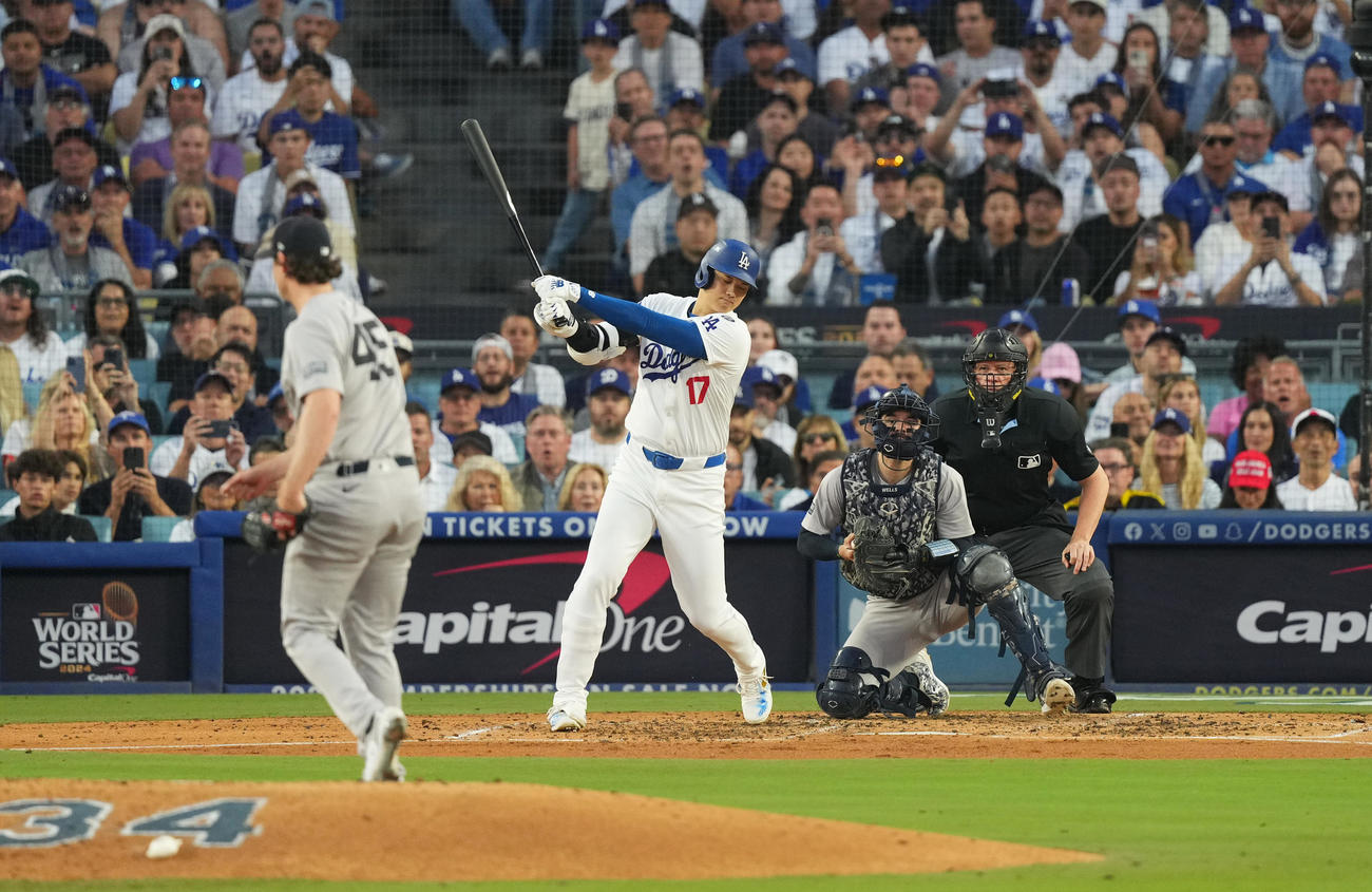ドジャース対ヤンキース　3回裏ドジャース2死、空振りの三振に倒れる大谷。投手コール（撮影・菅敏）