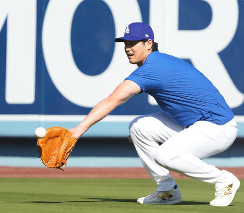 ワールドシリーズ第1戦・ドジャース対ヤンキース　試合前、キャッチャーミットを使ってキャッチボールをするドジャース大谷（撮影・菅敏）