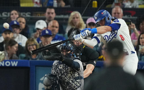 ドジャース対ヤンキース　5回裏ドジャース1死、右翼線に三塁打を放つE・ヘルナンデス（撮影・菅敏）