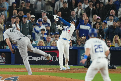 ドジャース対ヤンキース　6回裏ドジャース無死二塁、遊ゴロに倒れる大谷。投手コール（撮影・菅敏）