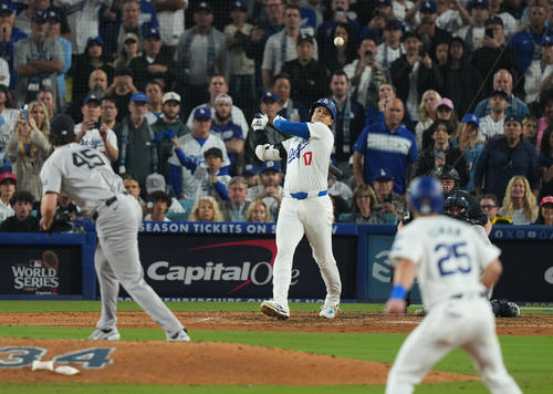 ドジャース対ヤンキース　6回裏ドジャース無死二塁、遊ゴロに倒れる大谷。投手コール（撮影・菅敏）