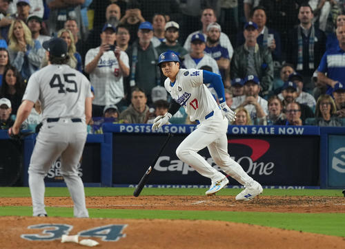 ドジャース対ヤンキース　6回裏ドジャース無死二塁、遊ゴロに倒れる大谷。投手コール（撮影・菅敏）