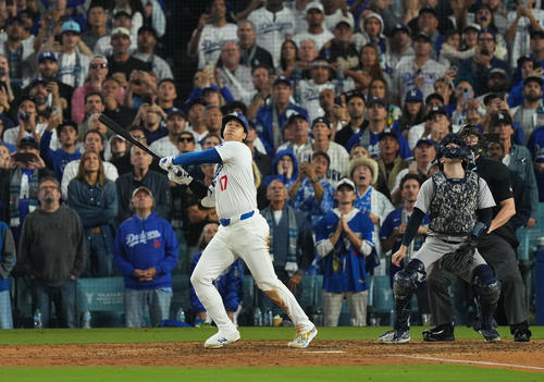 ドジャース対ヤンキース　10回裏ドジャース1死一、二塁、左邪飛に倒れる大谷（撮影・菅敏）
